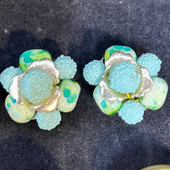 Lot of 5 Gold Tone Clip On Button/Cluster Earrings (3541) - Picture 3 of 7